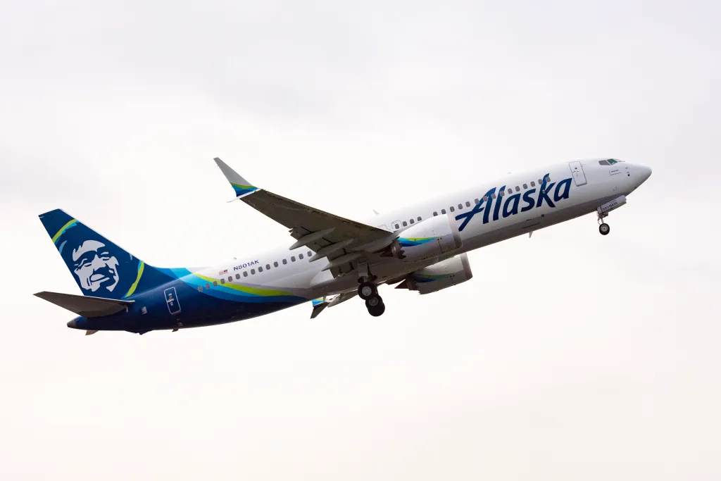 Alaska Airlines takes delivery of first longer range Boeing 737-8