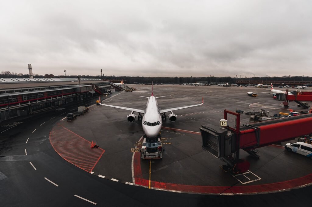 Qantas worker falls from aerobridge at Sydney Airport